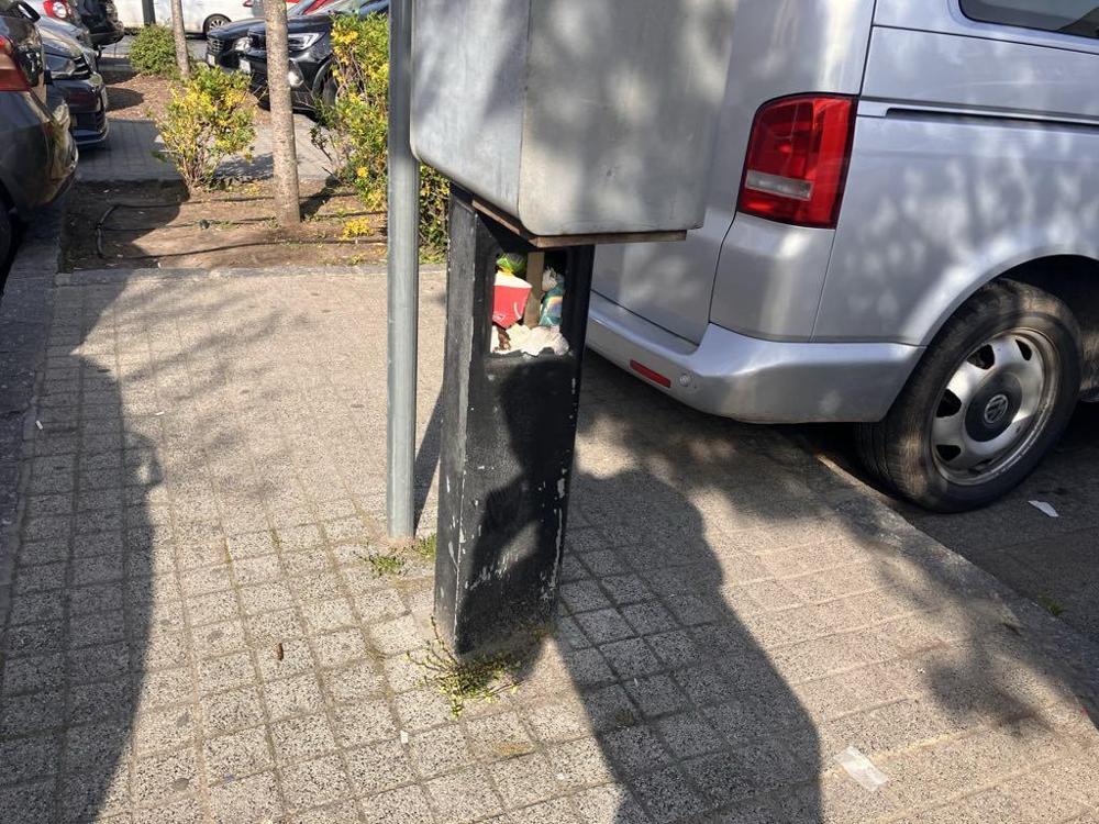 Parkolóórába tömködött szemét