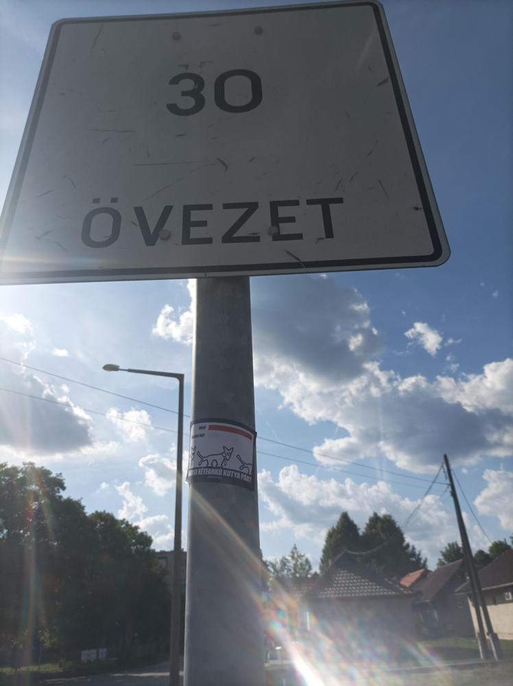 Aszód lakótelep 30- as tábla kifakult
