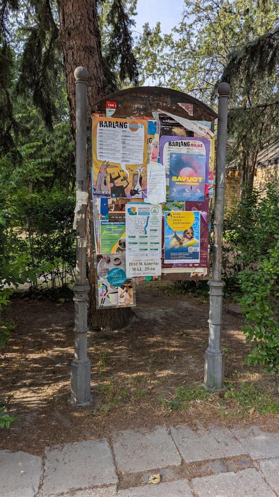 Szomorúan rozsdásodó hirdetőtáblák a Hamvas Béla könyvtárnál