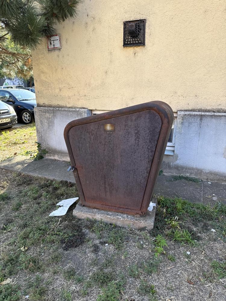 Rozsdás lóphasz szekrény