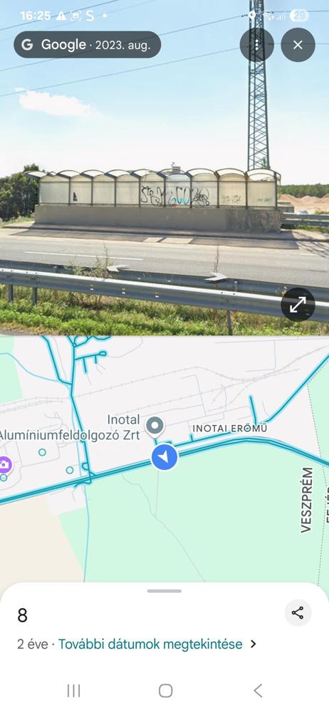 Két hatalmas lepukkant buszmegálló az Inoatai Erőmű mellett
