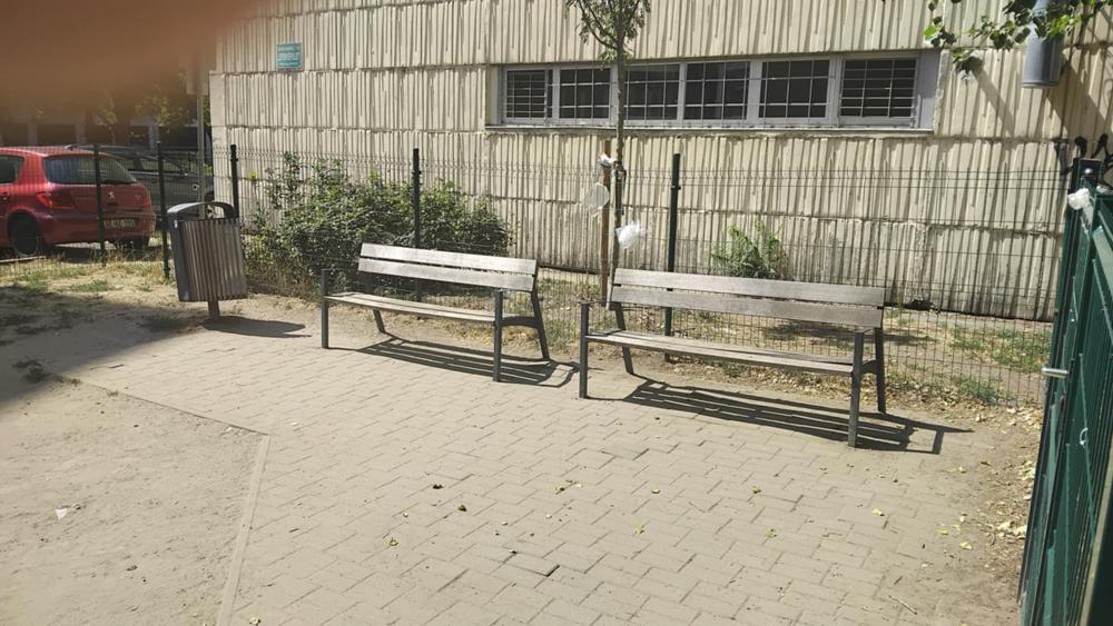 Lepusztult padok a Kassák Lajos utcai kutyafuttatónál
