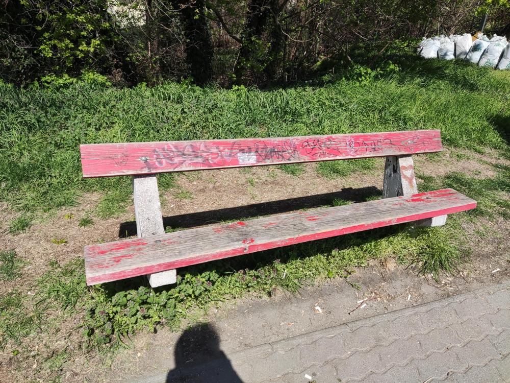 Kopott, grafitis pad a vasútállomáson