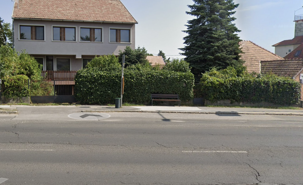 Fedetlen, frekventált helyen lévő buszmegálló 