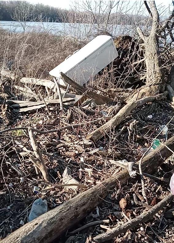 Nagy méretű veszélyes hulladék a Duna parton  