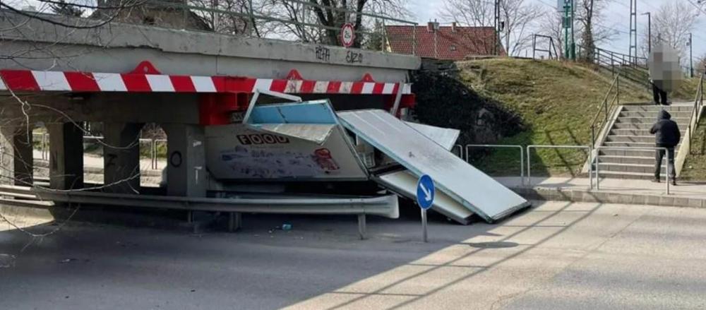 Aluljáróba beszoruló járművek