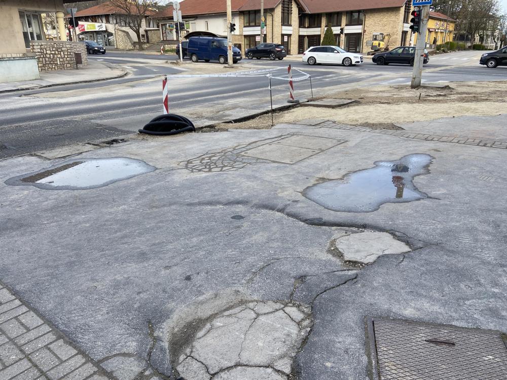 négyszínfestésért kiáltó járda