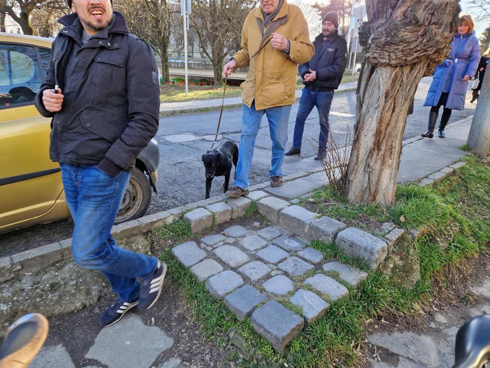 Kérem, hogy kerekesszékkel fáradjanak át egy másik városba!